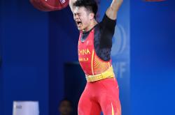 开云体育登录入口-南美选手在举重比赛中展示实力，夺得多面金牌