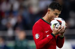 开云体育网站入口-关于足球比赛抢眼瞬间，球员个人表现惊艳的信息