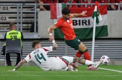 开云体育新闻-葡萄牙球员击败对手，取得胜利