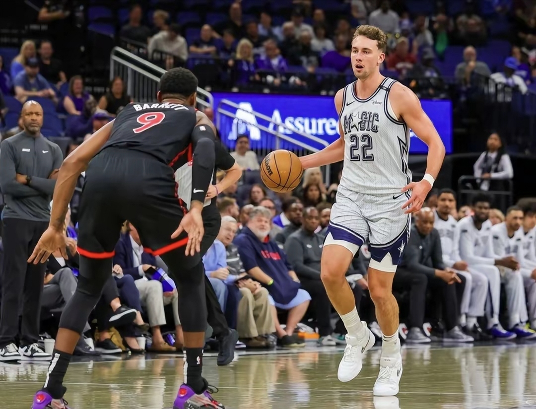 关于猛龙队主场输给魔术，系列赛1-1平的信息