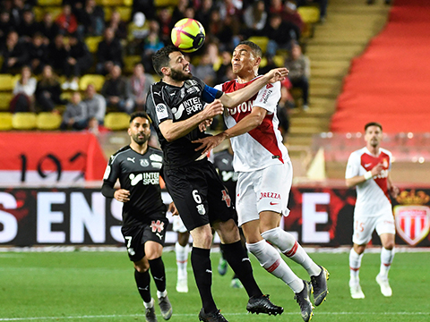 亚眠击败尼姆,赢得关键三分 亚眠击败尼姆,赢得关键三分