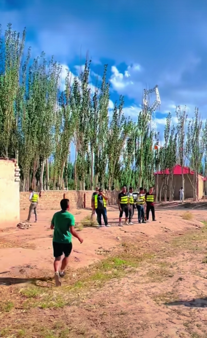 球场瞬间神气，球员精湛球技尽显锦绣！的简单介绍