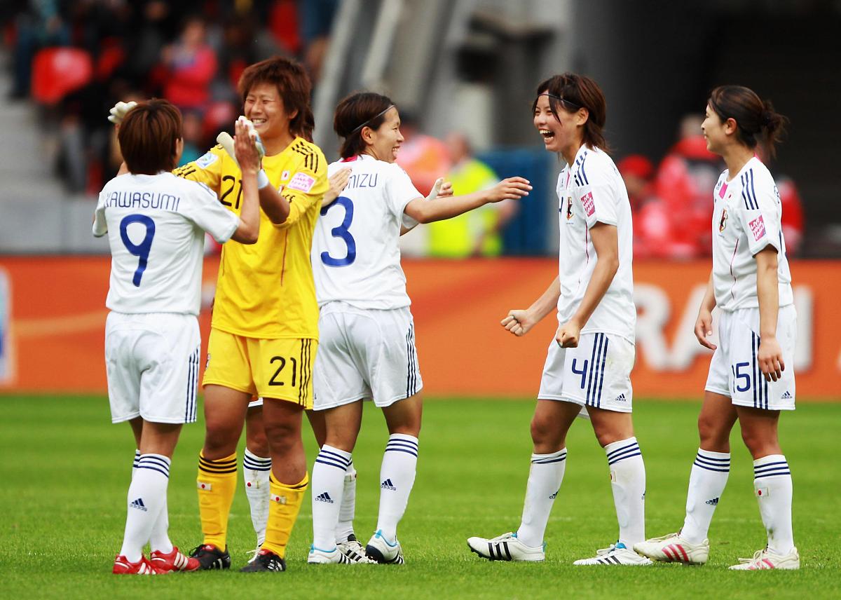 精彩瞬间：日本女足国家队获得国际冠军奖杯！的简单介绍