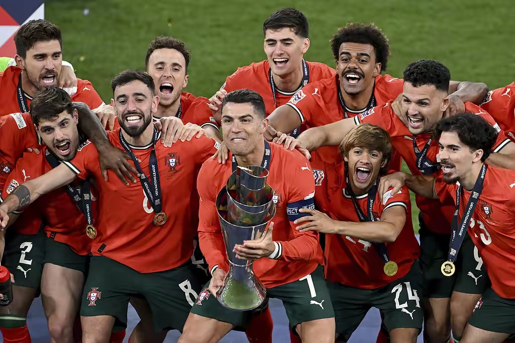 夺冠狂欢过后，球队面临危机