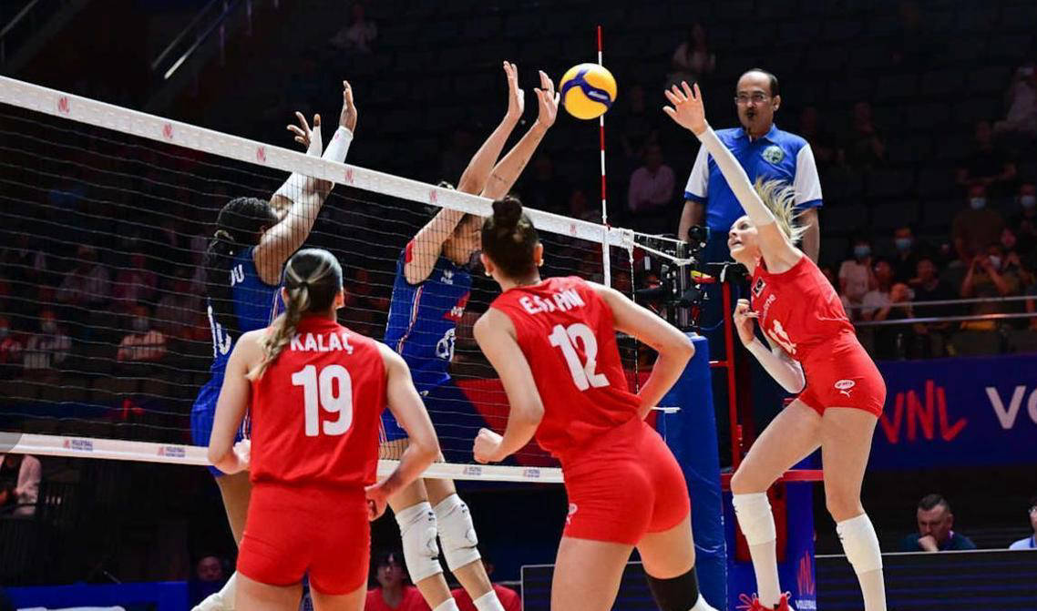 包含法国女排队员团结一心，展现实力的词条