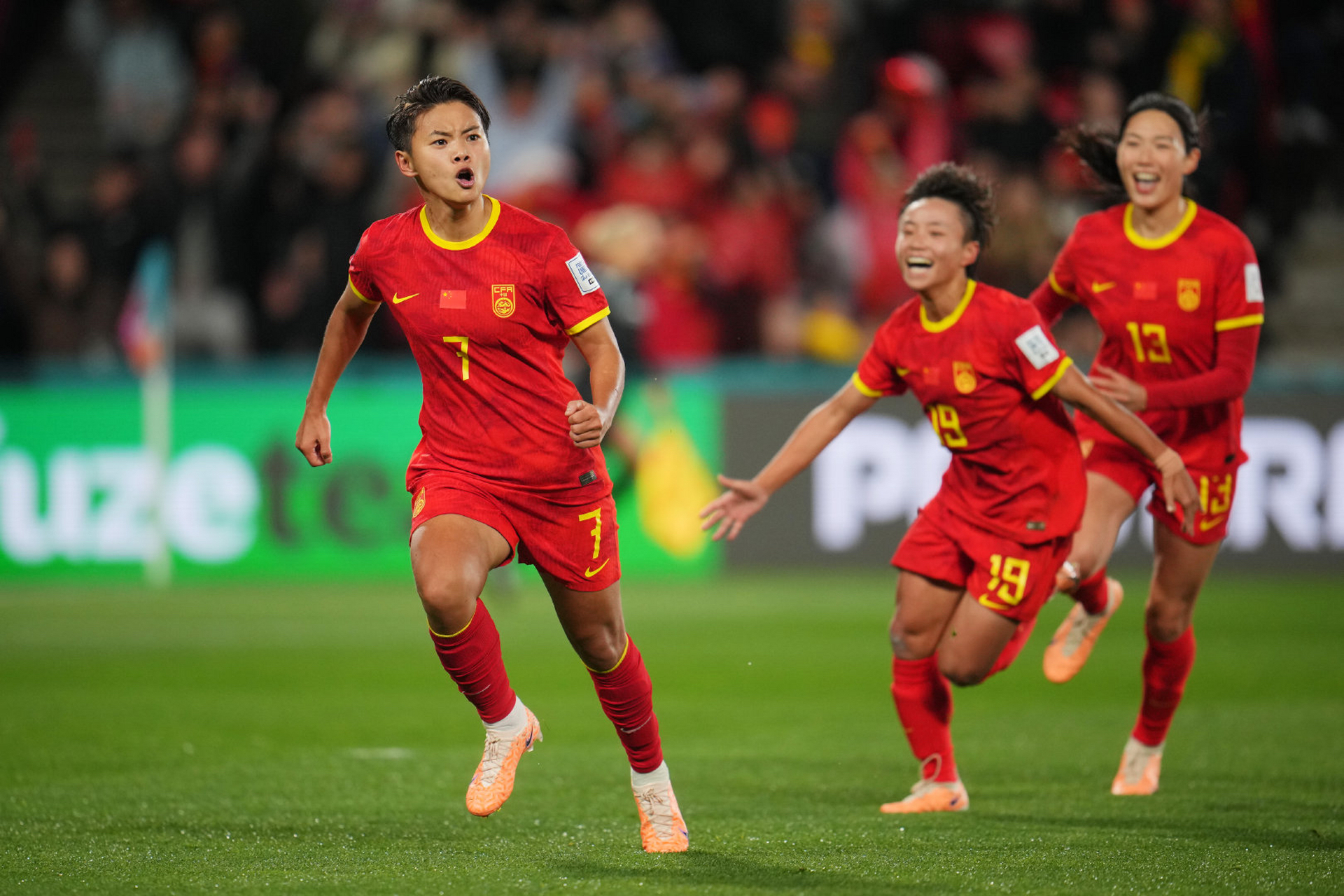 令人振奋的比赛，女足队员们尽展雄心的简单介绍