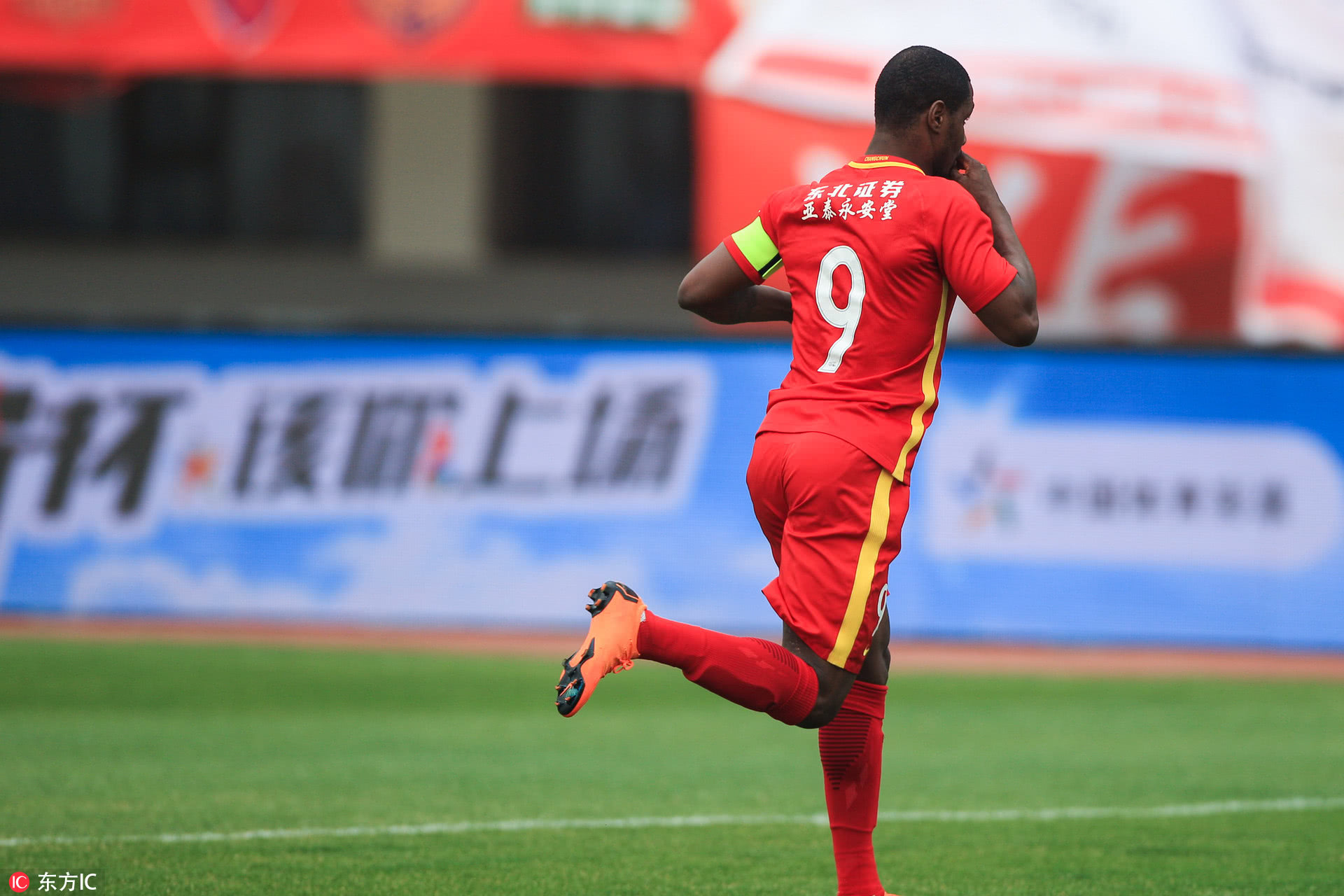 乌克兰队后卫成绝对防守核心,坚守球门 乌克兰队后卫成绝对防守核心,坚守球门