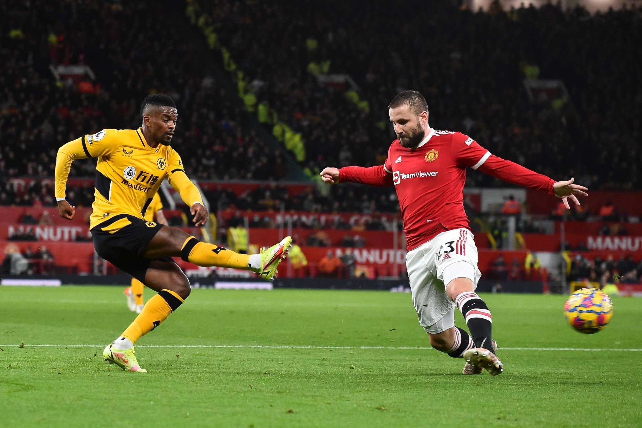 包含狼队客场逼平对手，表现有所起色的词条